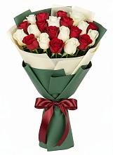 Букет Микс из красных и белых роз в Селково