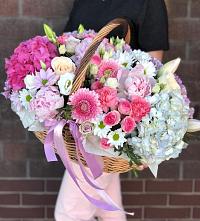 Композиция солнечный день в Селково Цветочная композиция из Розы, Хризантемы, Пионы и Лизиантусы в корзине в Селково