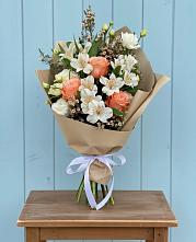 Букет цветов из:  Альстромерии, Лизиантусы, Розы и Хризантемы в Селково