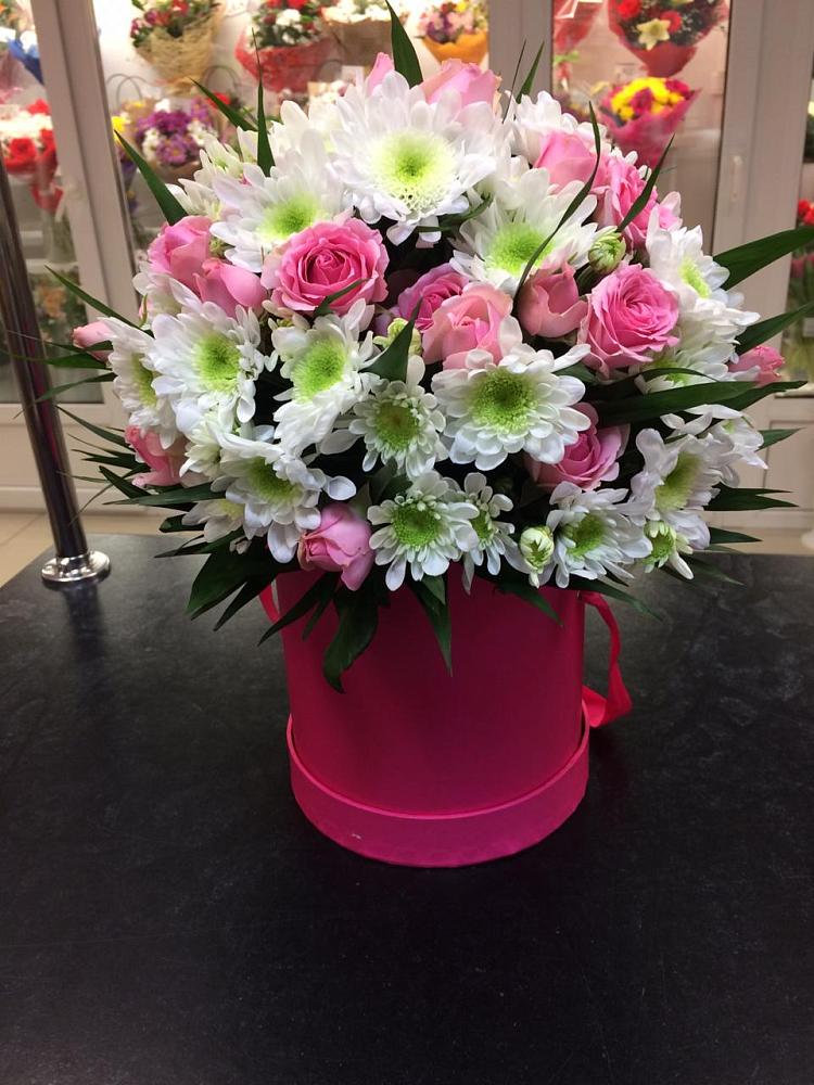 Цветочная композиция из Розы и Хризантемы в шляпной коробке в Селково