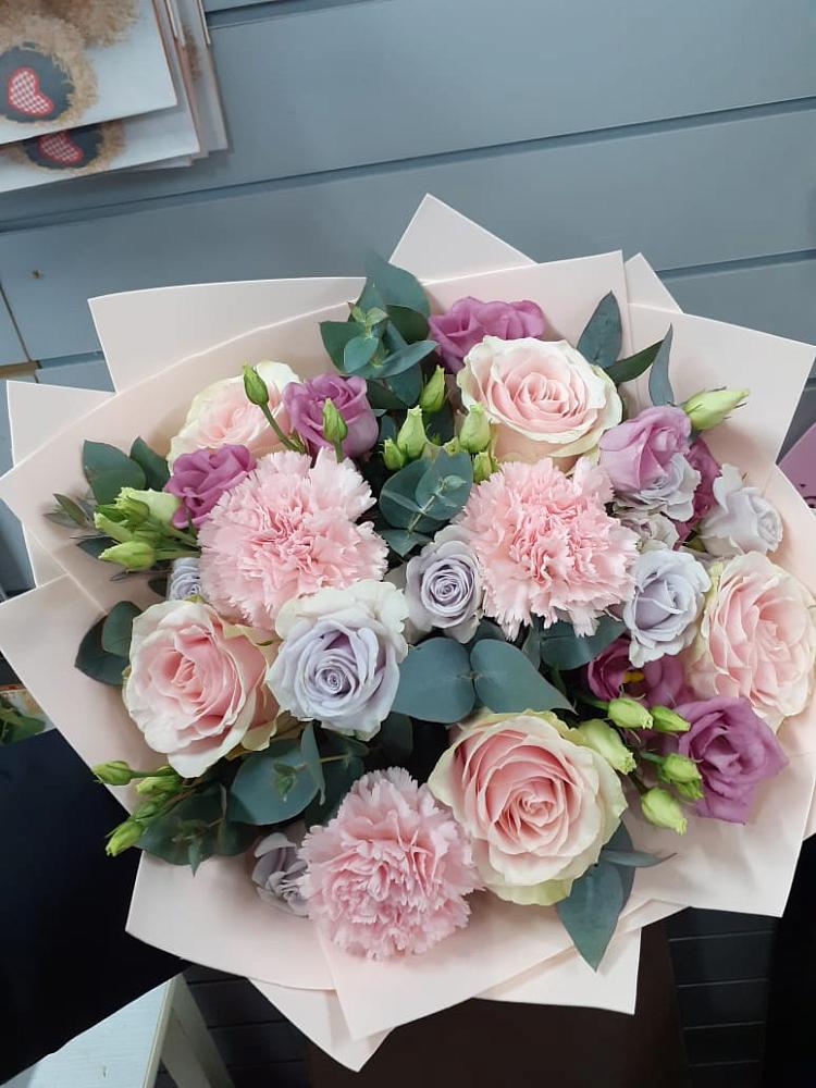 Букет цветов из: Розы, Гвоздики и Лизиантусы в Селково