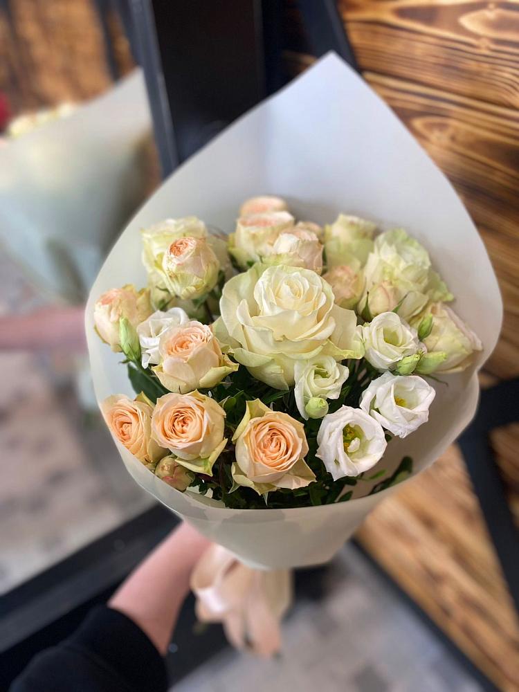 Букет цветов из: Розы и Лизиантусы в Селково